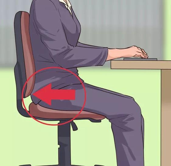 Es de suma importancia apoyar correctamente la espalda en el asiento para mantener la columna vertebral recta, para ello no se debe regular la altura del respaldo en una posición muy alta para que la