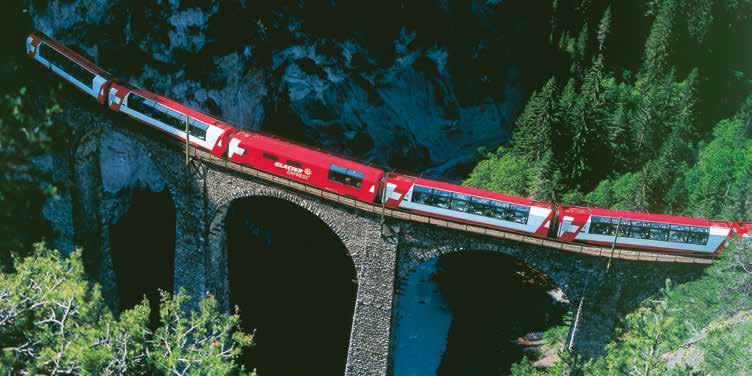 Desde la comodidad de un vagón panorámico podemos disfrutar del paisaje romántico de los Alpes Suizos: bosques densos, picos coronados de nieves eternas, arroyos que bajan impetuosamente de las