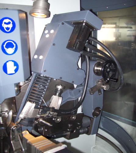 Motor Biselado (eje A Servo motor) [700 Watt 2000 r.p.m.] vi. Motor avance (eje X axis Servo motor) [700 Watt 2000 r.p.m.] vii.