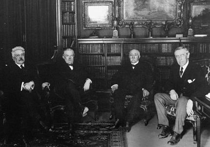 CONFERENCIA DE PARÍS En la Conferencia de Paz de París (1919-1920) se elaboraron los tratados de paz y las nuevas fronteras, en la que no participaron