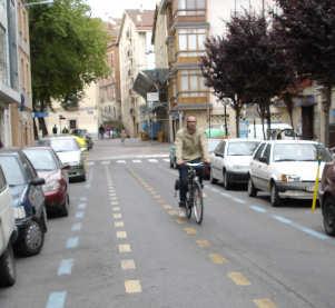 Marcas viales para zona avanzada de espera de ciclistas en semáforos.