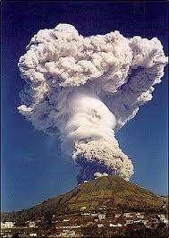 1. El Vulcanismo Al erupcionar un volcán Sale una gran cantidad de materiales en forma líquida, sólida y gaseosa.