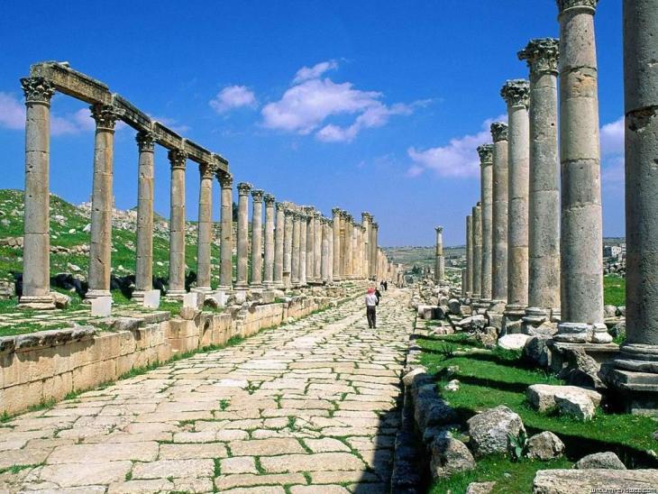 Continuación hacia los lugares arqueológicos de Pella y Um Qais (Gadara), asentamientos con ruinas greco-romanas que nos retraen al tiempo de Jesucristo y a la influencia cultural helenística y