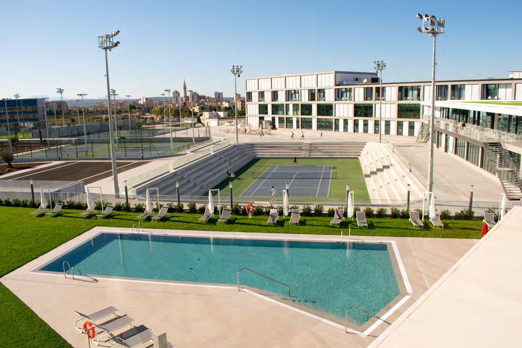 INSTALACIONES Las instalaciones de nueva creación de la Academia están equipadas con tecnología punta e incluyen: 27 pistas de tenis de diferentes superficies (tierra batida y pista dura), interior y