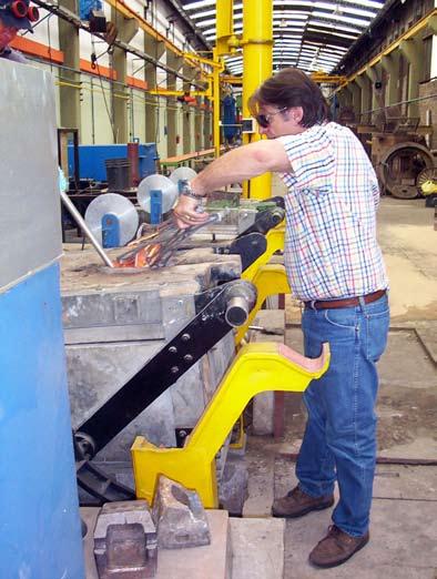 Adolfo Koblecovsky - Aceros Corona S.R.L. Agregando material en el horno para fundir.