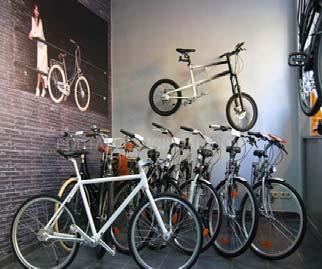 Biciclos fue la primera tienda en Sevilla en apostar por lo urbano con las plegables de Brompton y Dahon junto con nuestras marcas de bicicletas clásicas de Pilen y Velorbis.