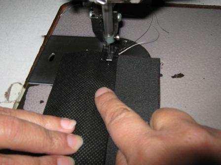 Para coser, tomamos como guía el borde externo del prénsatelas contra la cremallera del cierre, vemos