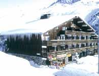 Nieve Meribel 14 29 34 38 3.330-1.450 m. 6 10 24 41 700 En los Alpes del norte, al pie del Macizo de las Grandes Rouses. 117 pistas con 238 km de recorrido.
