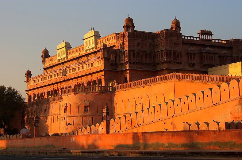 Toda la ciudad es un palacio. Situada en pleno Rajasthán, al norte de la India se localiza a unos 190 kilómetros de Jaipur y a unos 249 de la ciudad de Nueva Delhi.