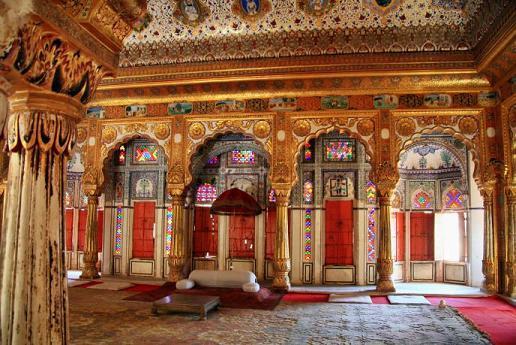Todavía hay gente que habita estos antiguos edificios que datan de los siglos XII a XV. Alojamiento en Jaisalmer.