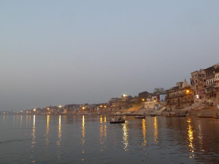 hinduismo. Regreso al hotel cena y alojamiento. Día 17: Varanasi Muy temprano por la mañana realizaremos una excursión en bote en río Ganges para ver el amanecer de la ciudad sagrada desde el rio.