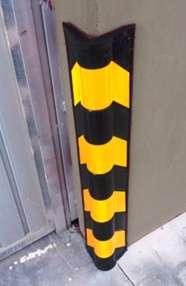 Material: Goma reciclada Color: Negro con franjas reflectantes amarillas 100-0011 CANTONERA DE GOMA CON VÉRTICE REDONDEADO 110+110 880 min10 max20 Esquinera paragolpes de goma de alta densidad con
