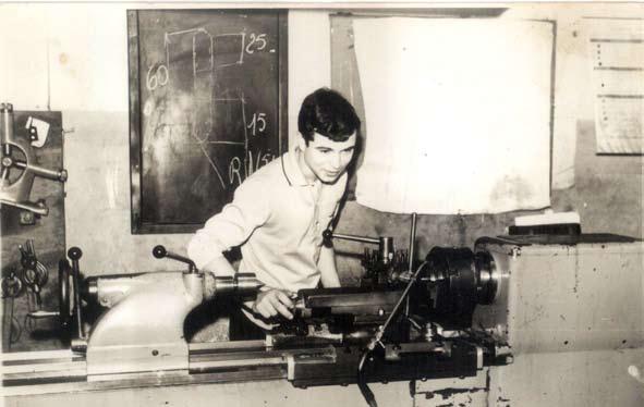 ADIMRA - ADIMRA Joven casa. Empezó como verdulero y carnicero. A los trece años, entró como aprendiz de matricero en un taller. En ese momento, empezó su gusto por los fierros.