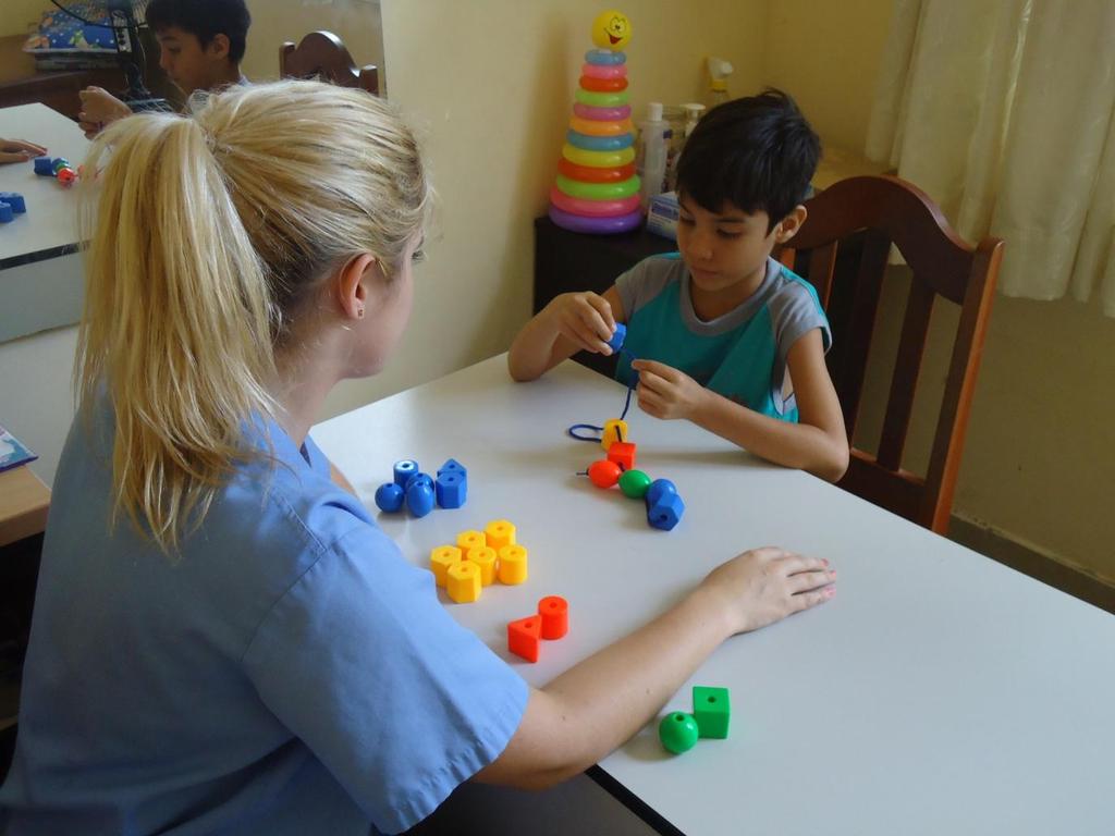Área de terapia ocupacional Paciente de 9 años de edad con autismo trabajando