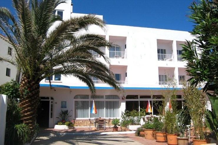 (Brochure as 12 May 2016, data as provided by owners, not subject to contract) 24 rooms, some with sea views, ceiling fans 1 apartment with two bedrooms 2 stars (2,5), recently partially renovated