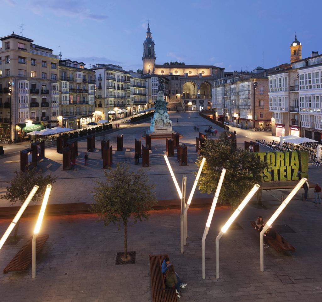 VITORIA-GASTEIZ BIENVENID@ 2 Vitoria-Gasteiz es una ciudad actual, auténtica, amable, verde, con encanto, moderna, medieval y muy comprometida con el turismo sostenible.