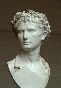 Un título más para las astutas ambiciones de Octavio En enero de 27 a. C., el Senado otorgó a Octaviano, de manera inédita, los recién creados títulos de «Augusto» y «Prínceps».