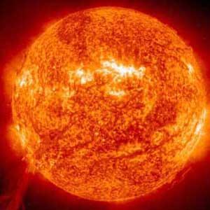 El Sol El Sol es una estrella que tiene unos 5.000 millones de años de edad y consiste en una gigantesca esfera de un diámetro de 1,4 millones de kilómetros, formada por hidrógeno y helio.
