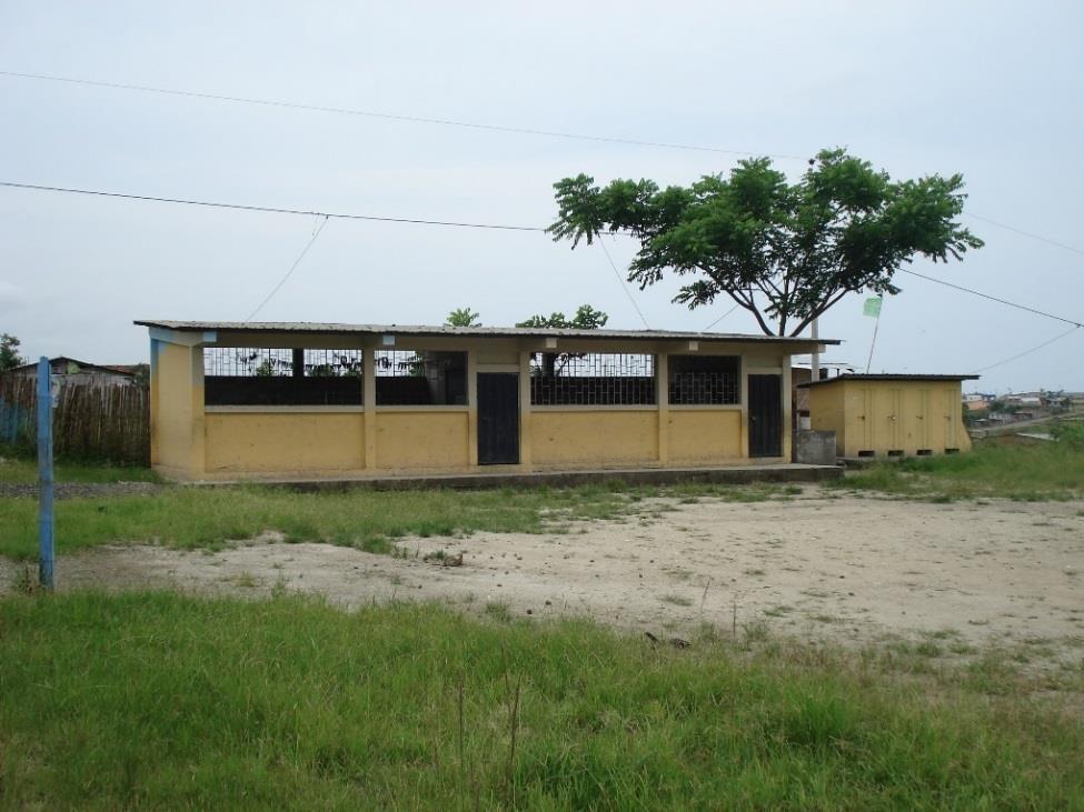 Foto 14: Escuela Fermín Ibarra vista desde exterior En el bloque de dos (2) aulas funciona de segundo a quinto de básica, tienen estructura de