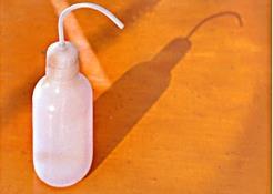 C) Utillatge complementari de laboratori 1 Flascó rentador Ampolla de plàstic que s'utilitza normalment