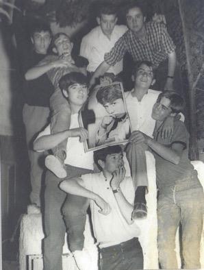 Un grupo de amigos posaba en 1968 junto o