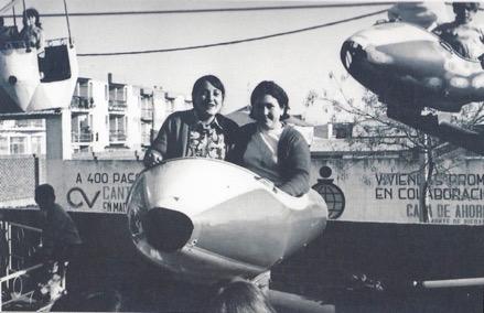 Unas amigas en 1970 mientras subían en una