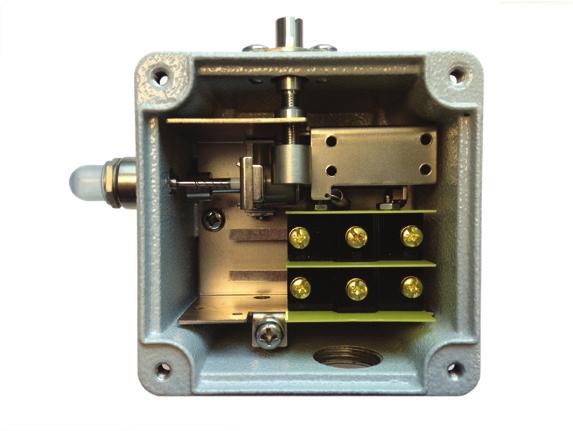 El interruptor tiene dos contactos SPDT (simple polo y doble tiro) que funcionan al unísono para provocar la apertura o el cierre de los contactos en caso de desconexión. El contacto NC del Int.
