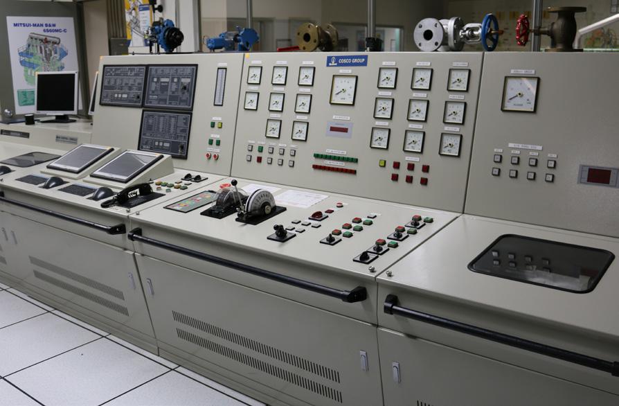 02 Sala de Máquina (Cosco Engine Room) Este simulador es una réplica exacta de la sala de máquinas del buque COSCO ROTTERDAM, portacontenedores, con capacidad para 5,446 TEU s.