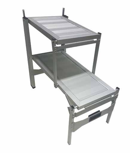 USO La escalera para mobiliario de cocina con 2 plataformas, es un dispositivo que permite el acceso a lugares altos o de difícil acceso en altura dentro de entornos domésticos.