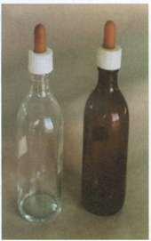Recipientes en general de plástico (también pueden ser de vidrio), con tapón y un tubo fino y doblado, que se emplea para contener agua destilada o
