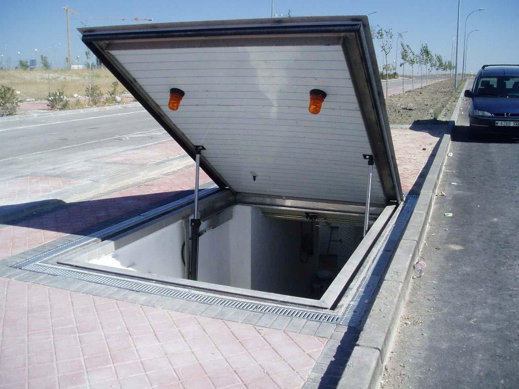 Figura 5.3: Salida de emergencia en un tramo de túnel Figura 5.4: Ocupación de una salida de emergencia Fuente: Metro Madrid.
