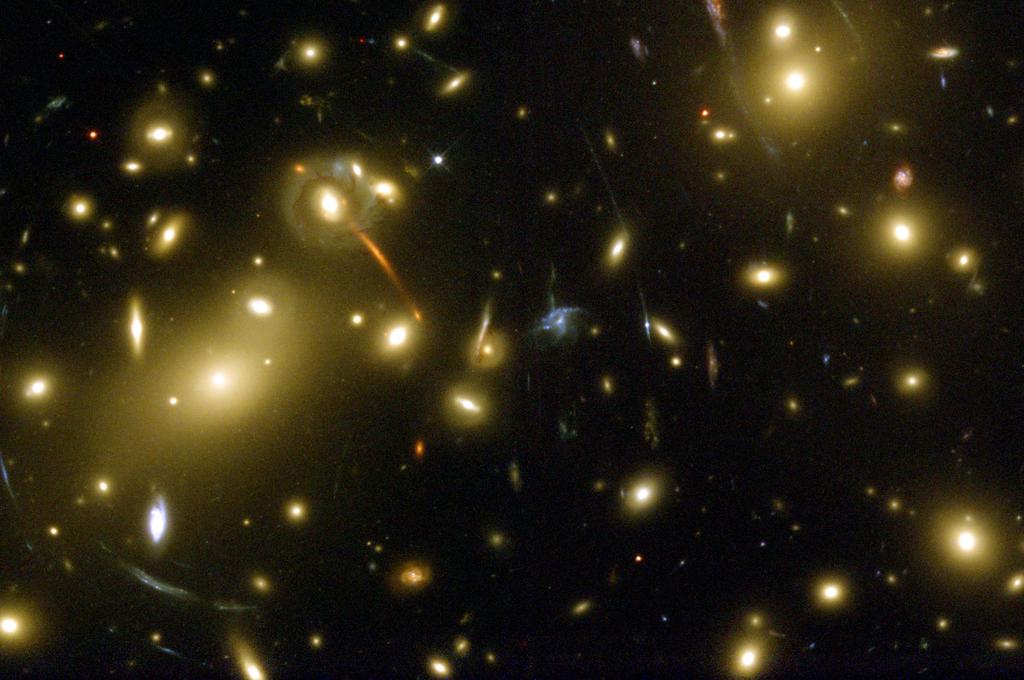 Efecto lente gravitacional en el cúmulo de galaxias Abell
