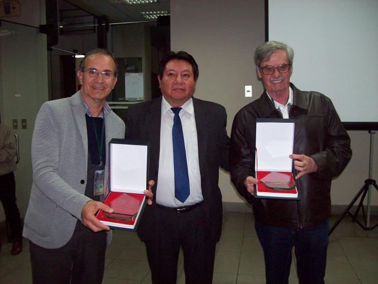 Decano de la Facultad de Ciencias, Dr Víctor Meza, entregando reconocimientos a los Dres. Jorge Barcelos y Pedro Furlani Dres.