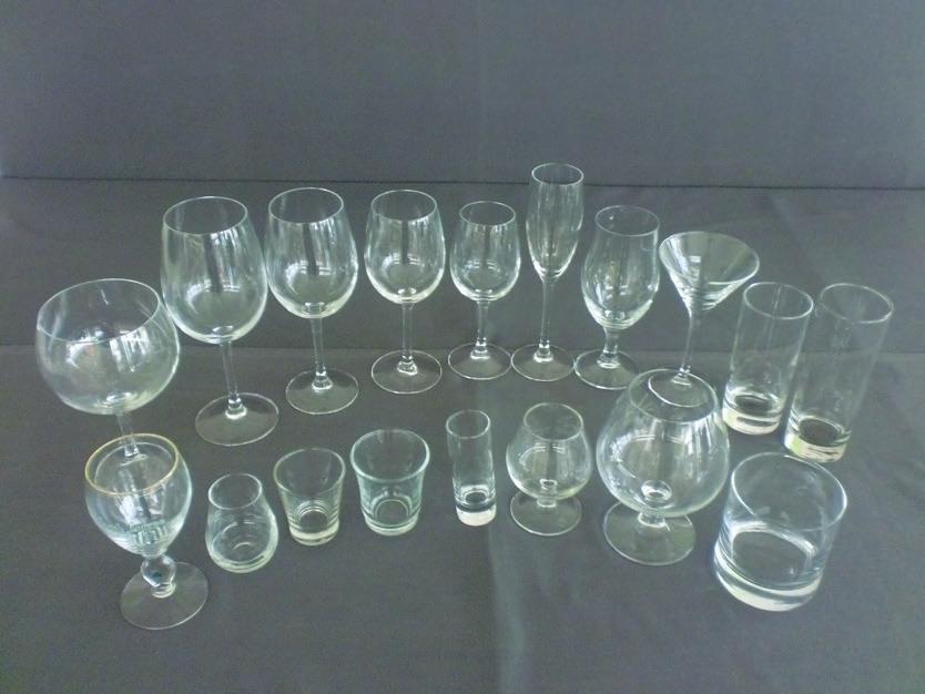 20 PARTE I: OPERACIONES DE PRESERVICIO Vaso largo, long-drink, tubo o vaso de combinación. Vaso de refresco, tumbler o vaso de media combinación. Figura 1.6. Distintos modelos de cristalería.