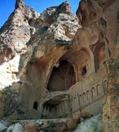 Durante la época de los Bizantinas iglesias, y monasterios se construyeron en las rocas con frescos en colores ocres que reflejan los tonos del paisaje de alrededor.