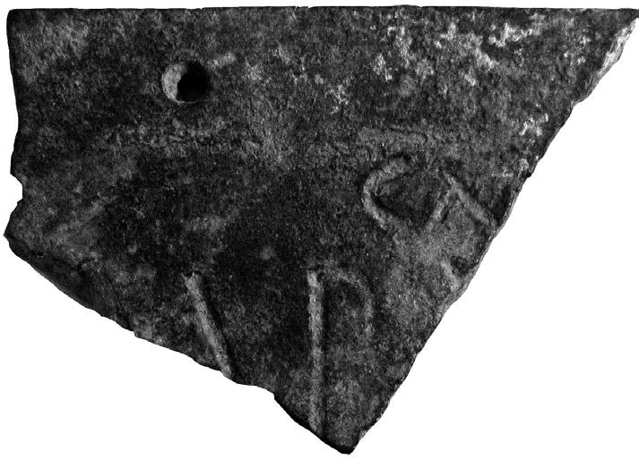 Bronces epigráficos inéditos del Museo de Burgos 281 1. Fragmento trapezoidal de placa de bronce procedente de Solarana.