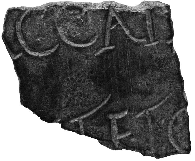 282 Javier del Hoyo y Mariano Rodríguez Ceballos 2. Fragmento de placa de bronce, rota por los cuatro lados, que conserva dos renglones de texto. Se observan signos de interpunción.