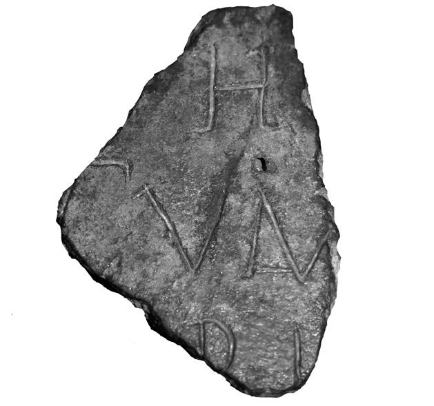 Bronces epigráficos inéditos del Museo de Burgos 285 5. Fragmento trapezoidal de placa de bronce, hallado de forma casual en la zona del decumanus de Clunia en agosto de 1991.