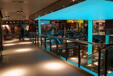 Pedralbes Centre Centro comercial situado en la parte alta de Barcelona, recientemente remodelado, que acoge tiendas de moda masculina y femenina, restaurantes, tiendas para