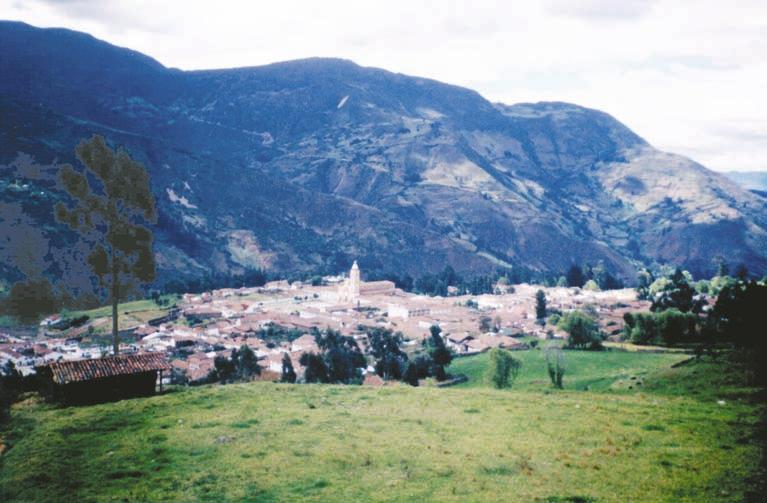 Medio Natural FIGURA 14. Relieve de Filas y Vigas, en primer plano, el glacis coluvial del municipio de Guicán. (R. Alvarez B, 2000). 2.2.3.