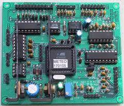 Un circuito impreso es una placa de material aislante provista de unas pistas de cobre que sirven para
