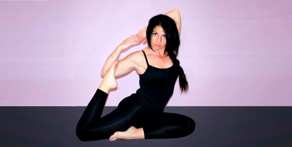 PROFESORA DE YOGA YOLANDA Formada por el Instituto Europeo de Yoga y formadora especializada. Profesora de Yoga, especializada en el tratamiento de personas con patologías y discapacidades.