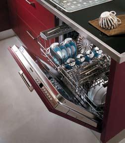 As well as drawers with glass inserts and aluminium profiles, the programme includes roomy, well-equipped larder units of various size, including even the extralarge version with sliding doors