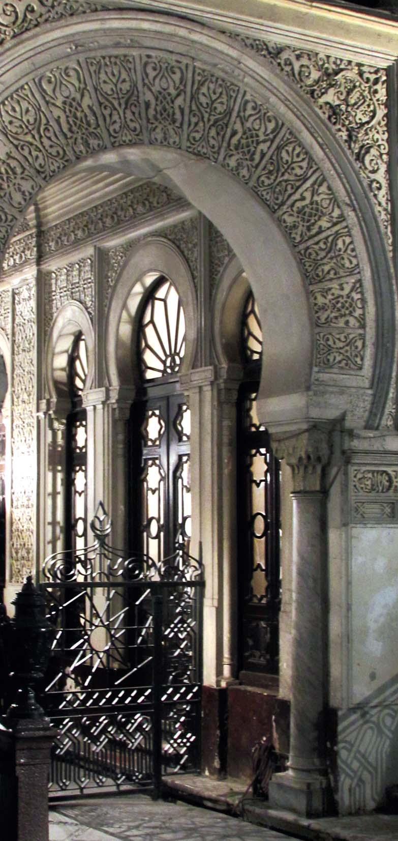 AL APRECIAR sus espacios interiores, destacan arcos de herradura de estilo califal cordobés, mosaicos islámicos, jarrones y ventanas ojivales que dan cuenta del estilo morisco que define su
