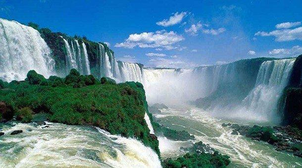Los zambianos las llaman Mosi-oa- Tunya (el humo que truena), mientras que los zimbabuenses las llaman Victoria Falls.