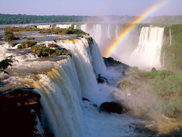 6. Cataratas de Iguazú Otro impresionante despliegue de cascadas ubicado en la frontera entre Argentina y Brasil.