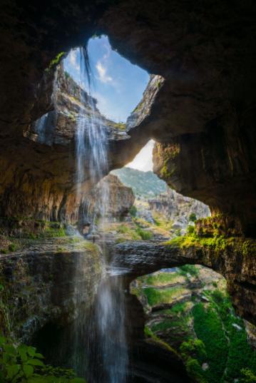 cascadas más espectaculares del mundo. Fue descubierta en 1952 por Henri Coiffait y posee una caída de 255 metros, dentro de la impresionante caverna jurásica.