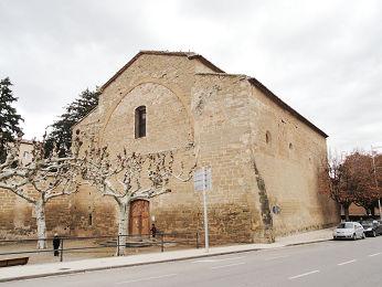 XIV y fueron sufragadas por el conde de Urgel Ermengol X. ❶ Fachada de la iglesia, con el crucero y a su izquierda la entrada del claustro del convento.