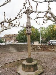 ❶ En la plaza delante de la iglesia hay una bonita cruz de término, Es poligonal, de