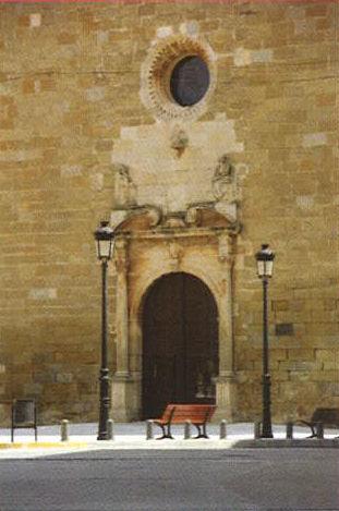 plana ❷ Una de sus capillas laterales con bóveda de crucería. ❸- ❹ Parte presumible bajo la torre.